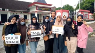 PMR SMAN 2 Jember Bagi-Bagi Takjil gratis
