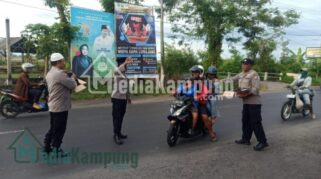 Bulan Suci Ramadhan 1444 H, Polsek Jombang dan Jajarannya Bagikan TakJil di Jalan Raya Jombang