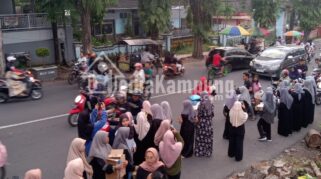 Menjaga Kebersamaan, PMR SMAN 1 Arjasa Bagikan Takjil