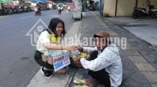 Salam Toleransi!!, PMR Wira SMA Katolik Santo Paulus Jember Berbagi Takjil kepada Umat Islam yang Berpuasa