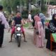 Ngabuburit, PMR Madya SMPN 1 Sumberbaru Beserta Guru Dan Murid Kompak Bagi- Bagi Takjil