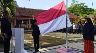 Hardiknas 2023, Kepala Sekolah SMPN 2 Rogojampi Tekankan "Bergerak Bersama, Semarakkan Merdeka Belajar" Upacara Hardiknas 2023 SMPN 2 Rogojampi