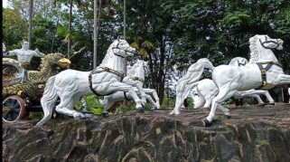 Taman Tirtawangi, Ikon Banyuwangi Yang Makin Banyak Dikunjungi Warga patung kuda, taman tirta wangi