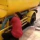 Truck Buang Tinja Di Selokan