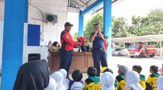 dinas damkar banyuwangi berikan edukasi tk khadijah 72