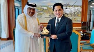 Erick Thohir memberikan cinderamata kepada Menteri Keuangan Qatar