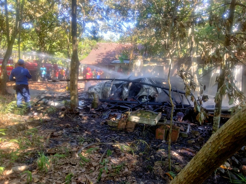 Mobil terbakar di srono