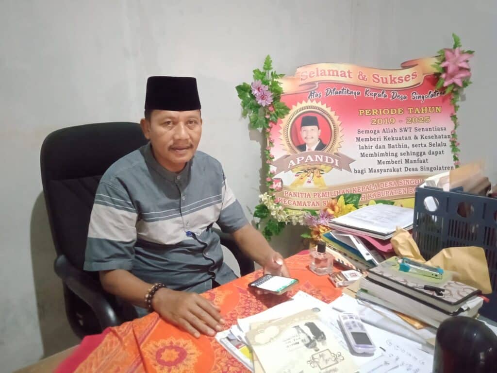 Apandi ,Kepala Desa Singolatren