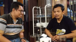 Makna 70 Tahun Mbah Nun, Bagi Pemerhati Sastra Dan Jamaah Maiyah di Banyuwangi Diskusi Kecil M HUSEN (Penulis Buku dan Opini)& Syafaat (Ketua Lentera Sastra Banyuwangi)