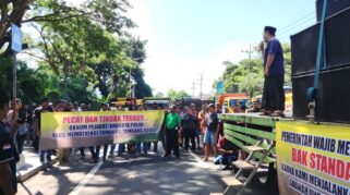 Demo sopir dump truck di banyuwangi