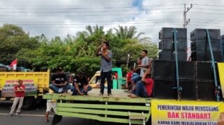 Demo dump truck di banyuwangi