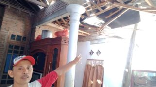 Tiang Kabel PLN Patah Dan Hantam Rumah Warga, Diduga Akibat Tindakan Sabotase