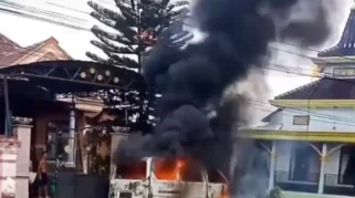 Heboh! Mobil Terbakar di Desa Sraten, Banyuwangi: Api Meluas ke Kabel PLN dan Jaringan WiFi