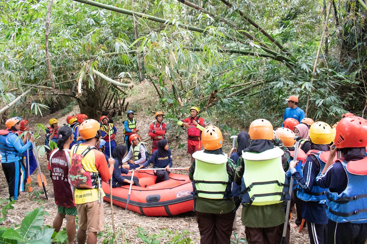 Serunya Rafting Bersama FAJI dan SMK Models: Menguak Keseruan Arung Jeram di Red Sungai Kalibaru