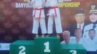 Febrina Wulan juara 1 Kata Perorangan ( kiri ) dan Randi Agis juara 1 Komite ( kanan ), mengangkat Medali emas yang diperolehnya