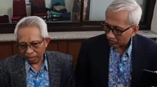 Hasan Fauzi dan Tri Atmojo, mantan Guru Besar UNS