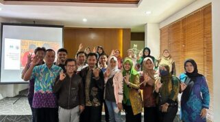 Kementerian PPA Gelar Diskusi Desa Ramah Perempuan dan Peduli Anak (DRPPA) di Banyuwangi Mediakampung.com - Diskusi Desa Ramah Perempuan dan Peduli Anak (DRPPA) di Banyuwangi yang dipimpin oleh Asisten Deputi Pengarusutamaan Gender Bidang Sosial dan Budaya Kementerian Pemberdayaan Perempuan dan Anak Eko Novi, digelar di Ruang rapat Mas Alit Pemerintah Kabupaten Banyuwagi, Jumat (21/07/2023). Diskusi tersebut membahas tentang DRPPA. mengenai program dan indikator isu kesetaraan yang harus diselesaikan. Program DRPPA bertujuan untuk menciptakan desa atau kelurahan yang berperspektif gender dan hak anak dalam tata kelola penyelenggaraan pemerintahan, pembangunan, serta pembinaan dan pemberdayaan masyarakat desa/kelurahan. Salah satu isu yang dibahas dalam diskusi tersebut adalah masalah perkawinan anak di Kabupaten Banyuwangi. Meskipun tren perkawinan anak cenderung menurun, masih ada upaya yang perlu dilakukan untuk mengurangi angka perkawinan anak tersebut. Kepala Dinas Sosial, Pemberdayaan Perempuan dan Keluarga Berencana Kabupaten Banyuwangi. Henik Setyorini menyampaikan bahwa perkembangan teknologi yang cepat membuat tantangan bagi orang tua dalam mengikuti perkembangan tersebut. "Namun anak-anak telah dapat mengakses informasi tersebut tanpa dapat memfilter dengan benar," ungkap Henik. Dalam hal ini, Syafaat dari Seksi Bimbingan Masyarakat Islam Kantor Kementerian Agama Kabupaten Banyuwangi menyoroti pentingnya pencegahan perkawinan anak. "Salah satu langkah yang dilakukan oleh Kementerian Agama adalah memberikan edukasi kepada anak-anak untuk menghindari pergaulan bebas yang dapat merugikan masa depan mereka.," ujarnya. Syafaat juga menyebutkan bahwa KUA Kecamatan selalu menolak pengajuan perkawinan anak yang usianya kurang dari 19 tahun dan mereka harus mengajukan dispensasi ke Pengadilan. Peserta diskusi optimis bahwa dengan kegiatan yang dilakukan secara bersama-sama, perkawinan anak di Kabupaten Banyuwangi dapat dikurangi. Diskusi ini merupakan langkah awal untuk meningkatkan kesadaran dan perlindungan terhadap perempuan dan anak dalam tata kelola desa/kelurahan yang lebih inklusif.