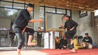 Festival Sepekan Tamansuruh, Pencak Sumping