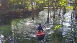 Lomba Dayung Kano di Pantai Cacalan