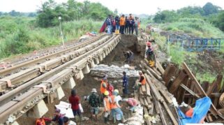 longsor jalur rel kereta api di bogor