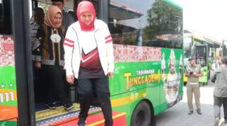 Gubernur Jawa Timur Coba Bus Trans Jatim