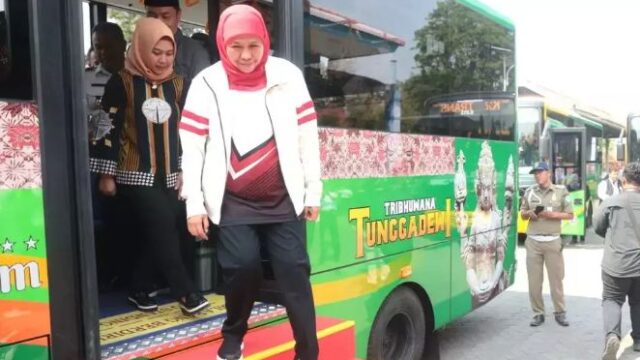 Gubernur Jawa Timur Coba Bus Trans Jatim