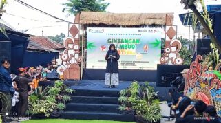 Trend Kreatif Terbaru: Desa Gintangan Hebohkan Dunia dengan Kostum Bambu Etnik hingga Futuristik dalam Gintangan Bamboo Festival 2023 Bupati Banyuwangi, Ipuk Fiestiandani