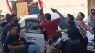 "Kaos Merah" di Balik Ricuhnya Karnaval Desa Mangir, Detik-detik Mencekam yang Terekam Layar Pria berbaju merah diduga acungkan pistol