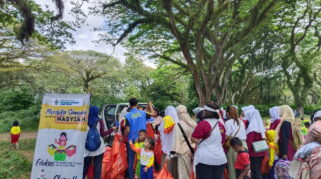 Kepala DLH Jawa Timur: Terima kasih Nasyiah atas Gerakan Merdeka Sampah di Banyuwangi Foto: Gerakan Merdeka Sampah Bersama DLH Jawa Timur & Nasyiah