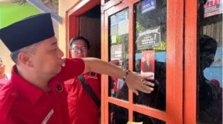 Aksi menempel stiker secara massive dilakukan kader PDIP di Surabaya