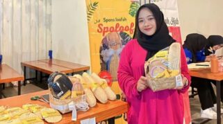 Mahasiswa Universitas Muhammadiyah Jember Kembangkan Sandal Berbahan Gambas