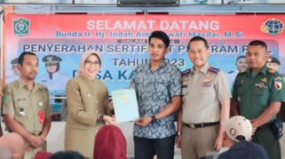 Pemkab Lumajang Serahkan 400 Sertifikat PTSL Warga Desa Karangsari