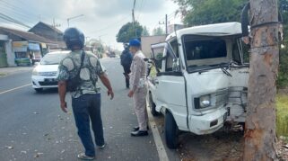 Mobil Pickup Menabrak Pohon Pinggir Jalan Raya Rogojampi, Akibat Supir Mengantuk Mobil Pickup Menabrak Pohon Pinggir Jalan Raya Rogojampi, Akibat Supir Mengantuk
