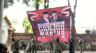 Satpol PP Bersihkan Visual Politik Jelang Kedatangan Presiden Jokowi di Gianyar