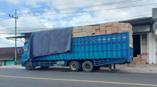 Truk bongkar muat di sepadan jalan nasioanal Rogojampi