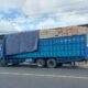 Truk bongkar muat di sepadan jalan nasioanal Rogojampi