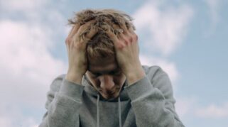 5 Penyebab Seseorang Sulit Merasakan Bahagia