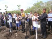 Lestarikan Lingkungan, Wabup Sugirah Apresiasi Gerakan Tanam Ribuan Pohon oleh Polresta Banyuwangi di Banyuwangi