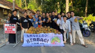 SMK Muhammadiyah 6 Rogojampi Berinovasi dalam Pembagian Takjil dengan Bagi-bagi Buah Durian