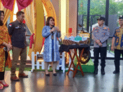 HADIAH UTAMA : Weni Kristanti (batik biru) melakukan pengundian pemenang satu buah motor di Tabuhan Lounge Kokoon Hotel Banyuwangi, Jumat (19/4).