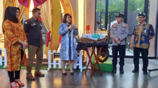 HADIAH UTAMA : Weni Kristanti (batik biru) melakukan pengundian pemenang satu buah motor di Tabuhan Lounge Kokoon Hotel Banyuwangi, Jumat (19/4).