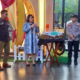 HADIAH UTAMA : Weni Kristanti (batik biru) melakukan pengundian pemenang satu buah motor di Tabuhan Lounge Kokoon Hotel Banyuwangi, Jumat (19/4).