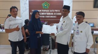 Spesial UMKM, Kemenag Banyuwangi Bagikan 11 Sertifikat Halal Gratis