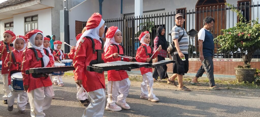 Foto Istimewa : Drumband Paud Dinar Nasyiyah Dusun Lateng (alx/MediaKampungCom)