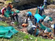 PLC dan Sungai Watch Kolaborasi Bersihkan Sampah Sungai Desa Gintangan di Banyuwangi