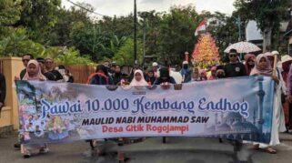 Pawai 10.000 Kembang Endhog di Desa Gitik, Kabupaten Banyuwangi