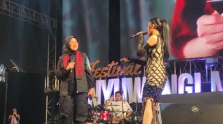 Festival Musik Tepi Pantai Banyuwangi 2024 Jadi Meriah dan Memukau, Gara-gara Bupati Ipuk Duet Dengan Lyodra Bupati Ipuk duet dengan lyodra di festival musik tepi pantai Banyuwangi 2024