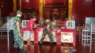 Jelang HUT TNI ke-79, Koramil Banyuwangi Gelar Karya Bakti di Klenteng Ho Tong Bio Tri Dharma