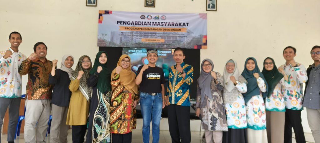 Tim Dosen Fakultas Kedokteran Unair Bersama Masyarakat dalam Kegiatan Pengabdian Masyarakat di Desa Songgon