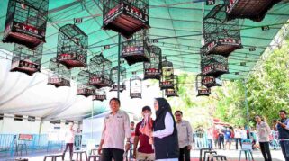 Bupati Ipuk menyaksikan proses penjurian Festival Burung Berkicau di Banyuwangi